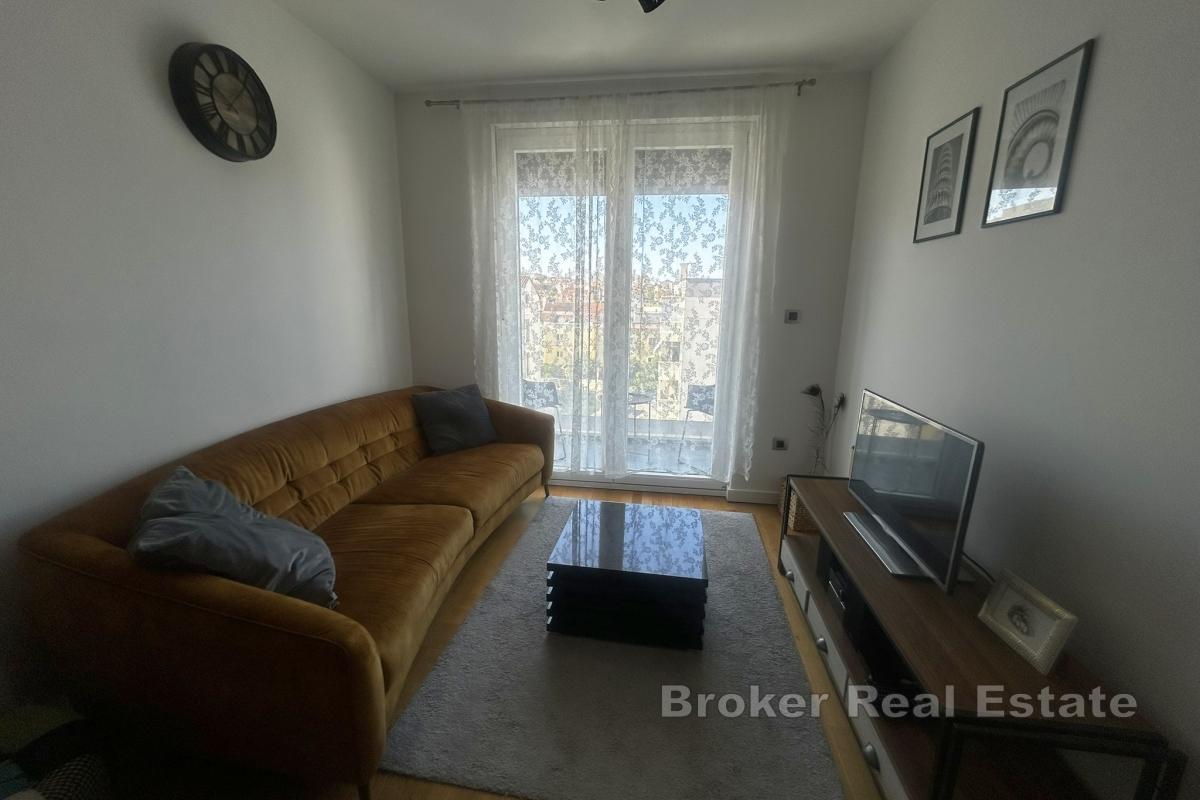 Светлая и современная двухкомнатная квартира с балконом и гаражом в долгосрочную аренду