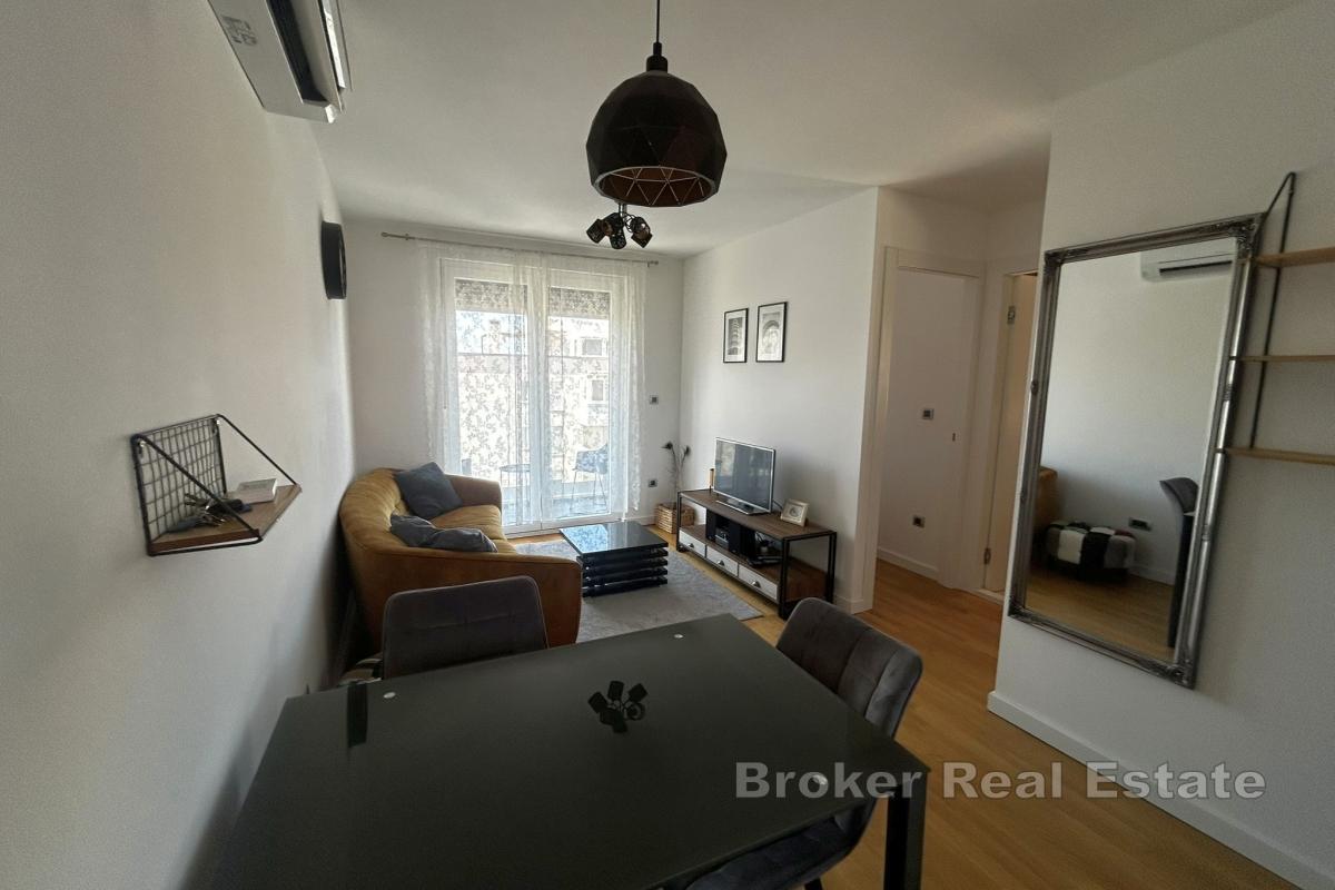 Appartement deux chambres lumineux et moderne avec balcon et garage à louer à long terme