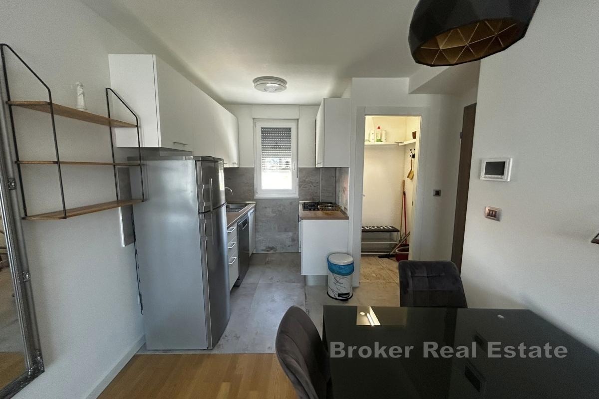 Светлая и современная двухкомнатная квартира с балконом и гаражом в долгосрочную аренду