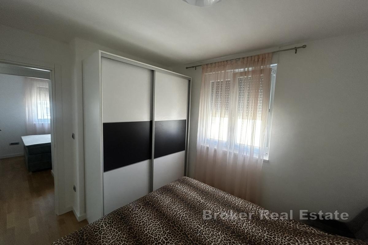 Светлая и современная двухкомнатная квартира с балконом и гаражом в долгосрочную аренду