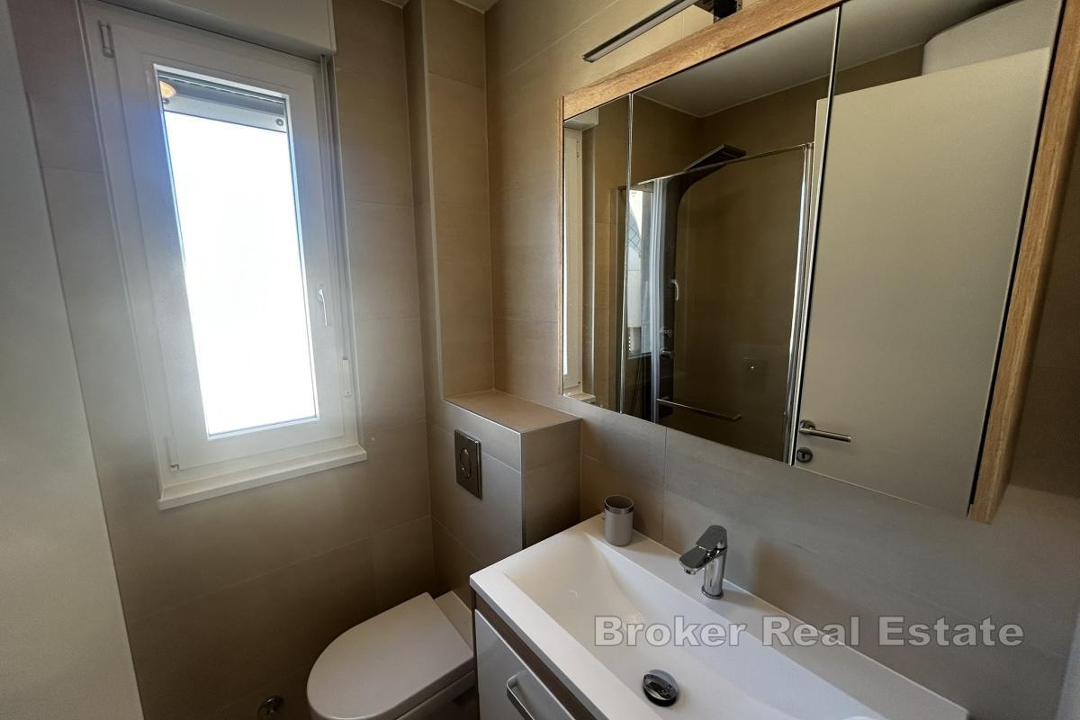 Appartement deux chambres lumineux et moderne avec balcon et garage à louer à long terme