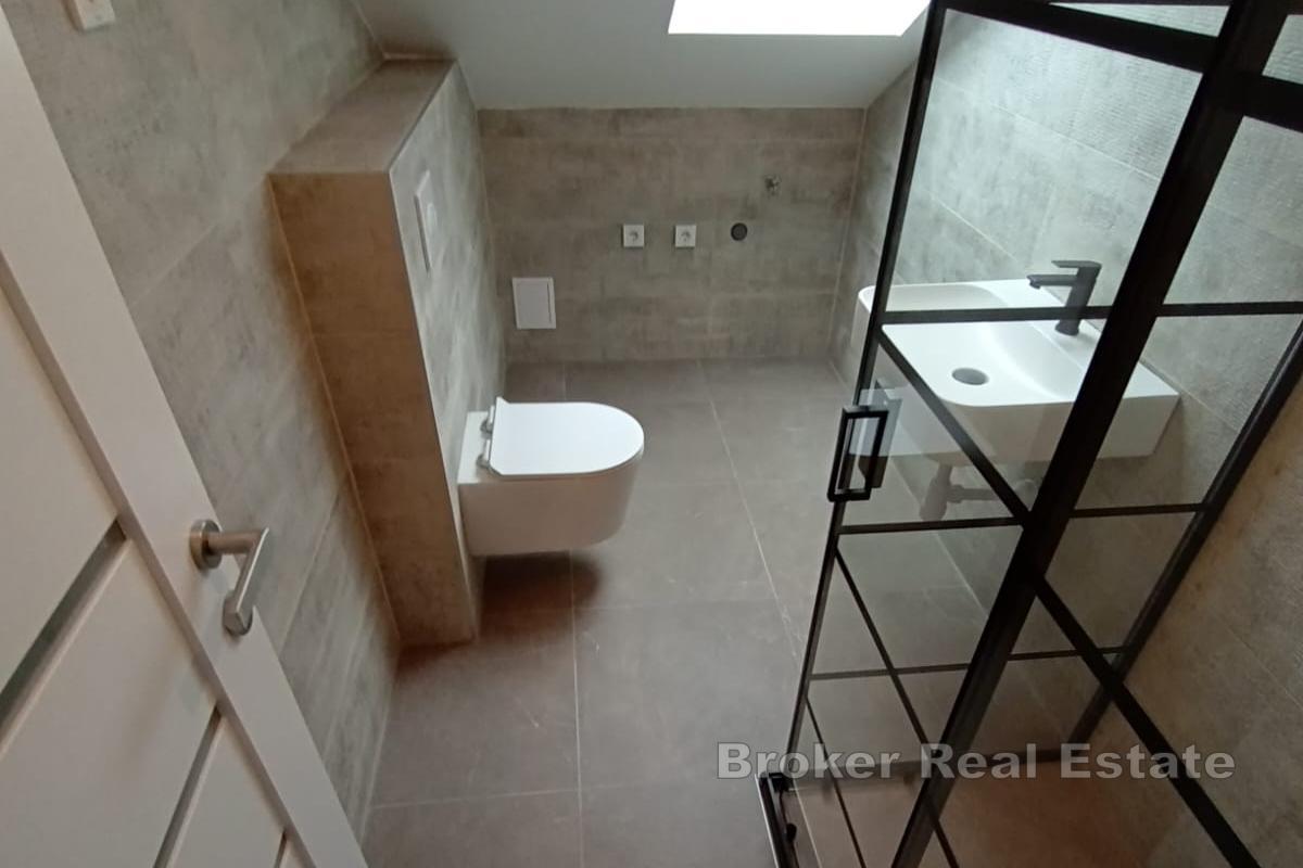 Przestronny apartament z trzema sypialniami i tarasem w Splicie