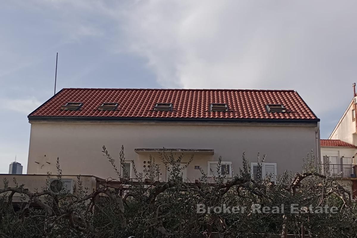 Ampio appartamento con tre camere da letto e terrazza a Spalato