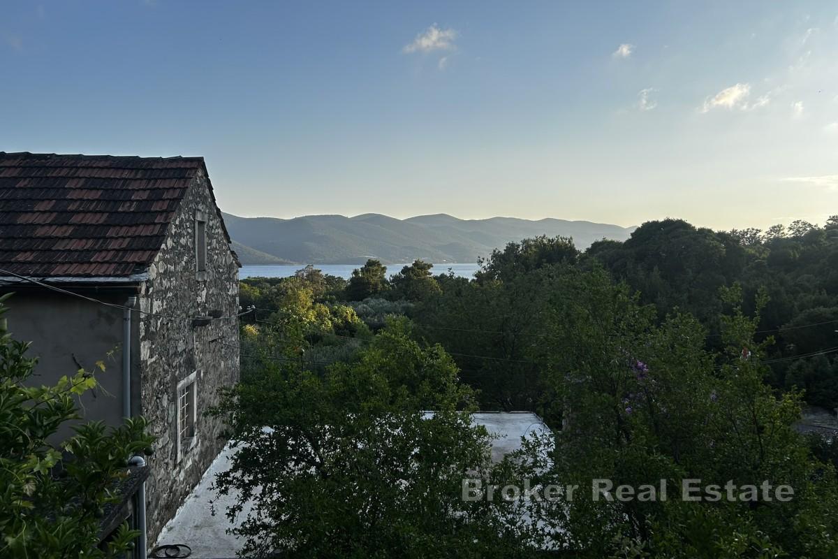 Autentisk steinhus for renovering