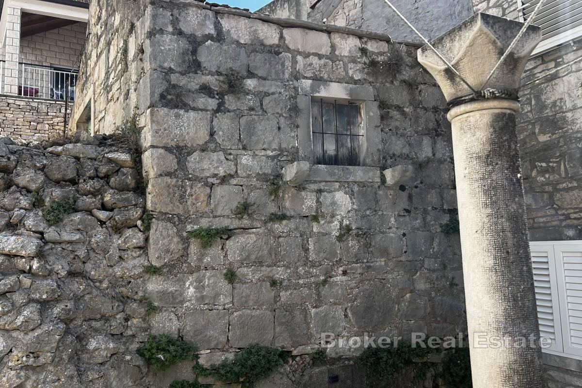 Kamienny dom blisko morza