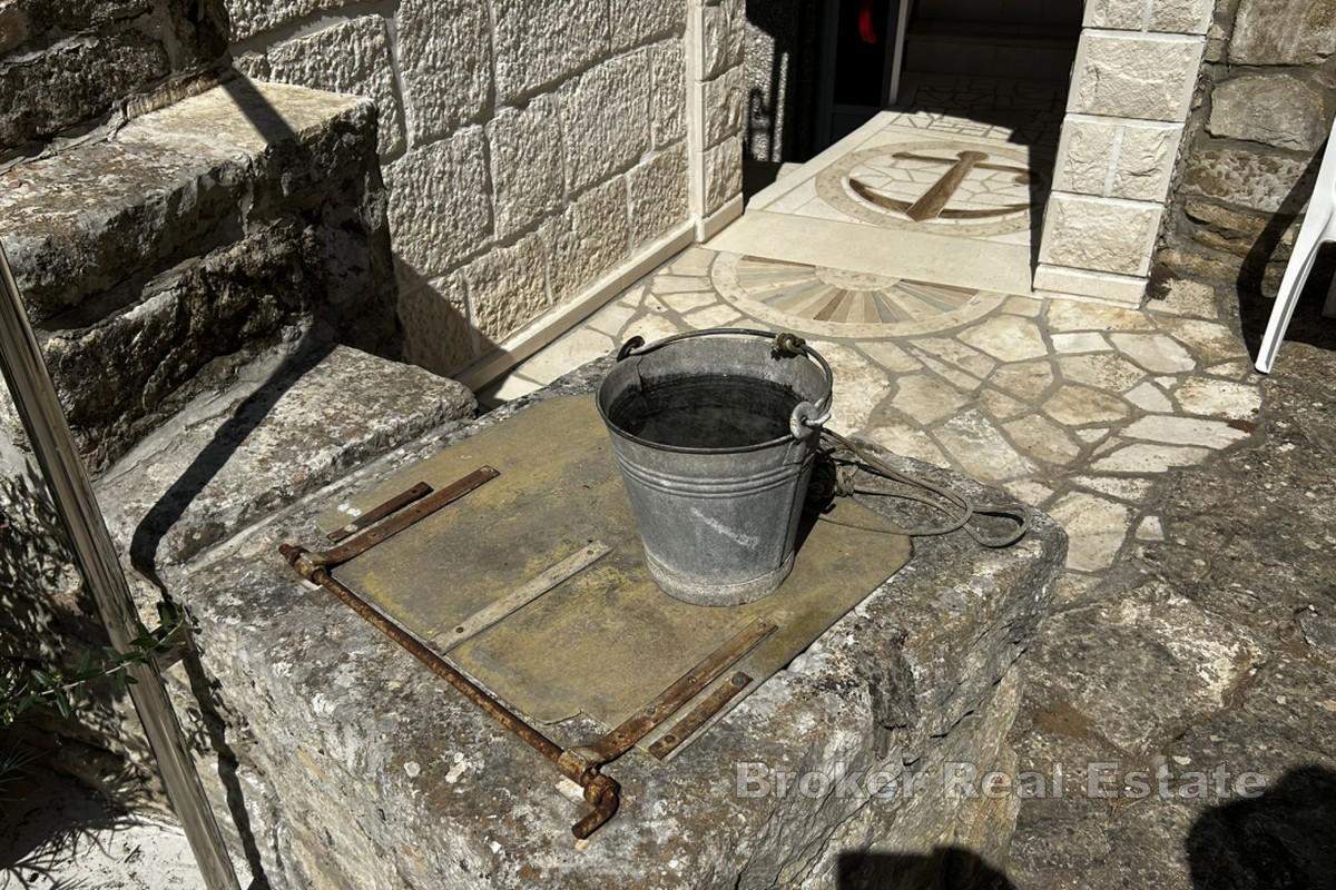 Steinhus nær sjøen