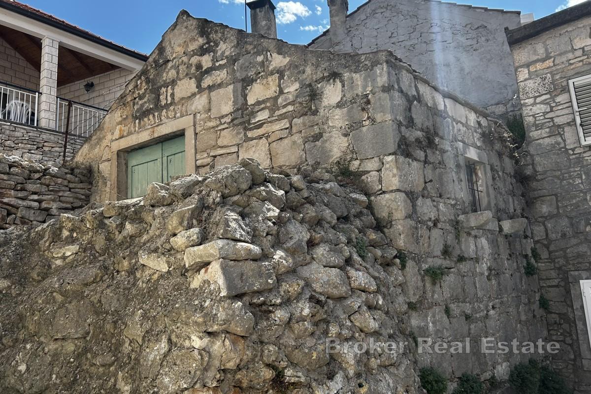 Steinhus nær sjøen