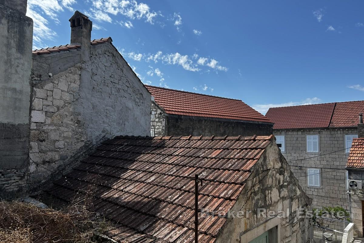 Steinhus nær sjøen