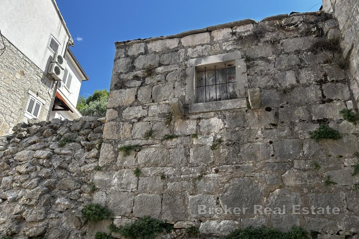 Steinhus nær sjøen