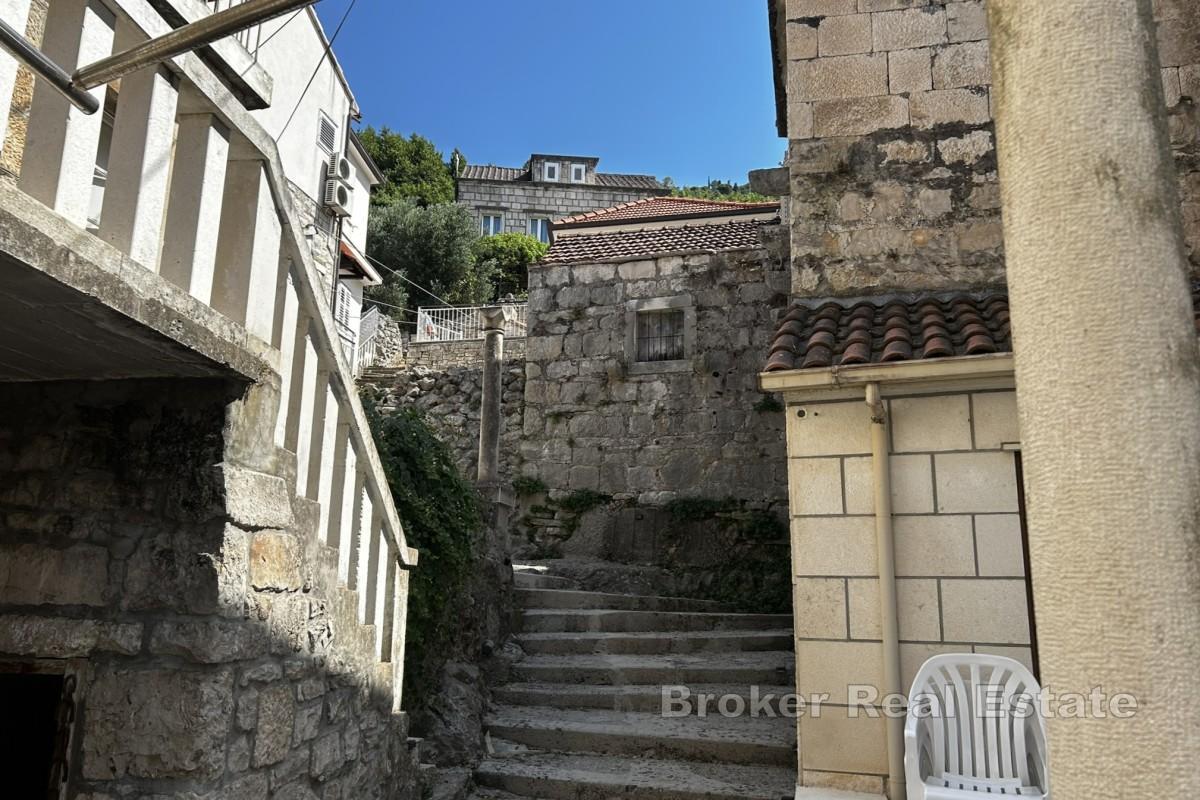 Steinhus nær sjøen