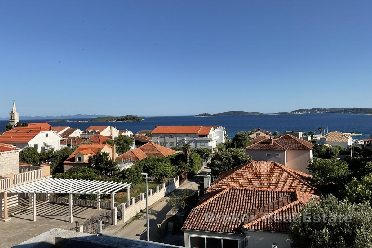 La tua nuova casa con piscina e parcheggio