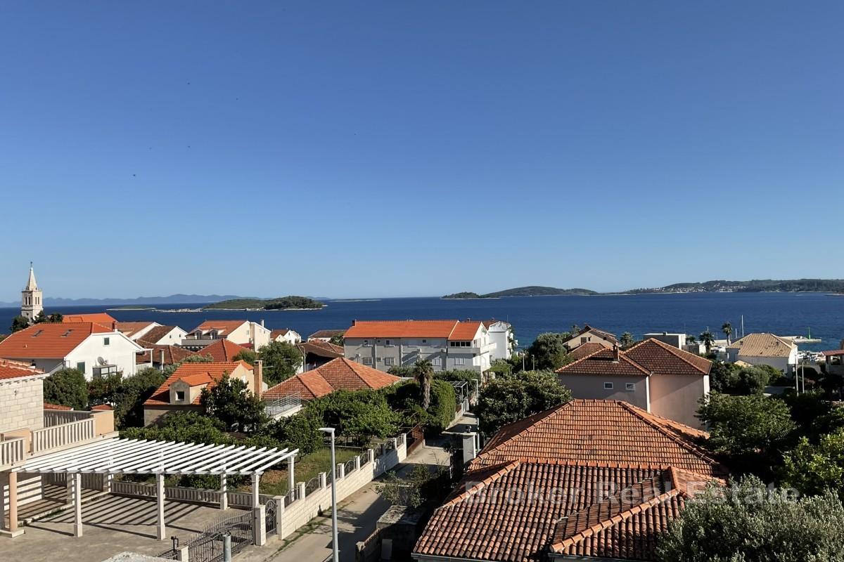 Funkcjonalny apartament z basenem i parkingiem