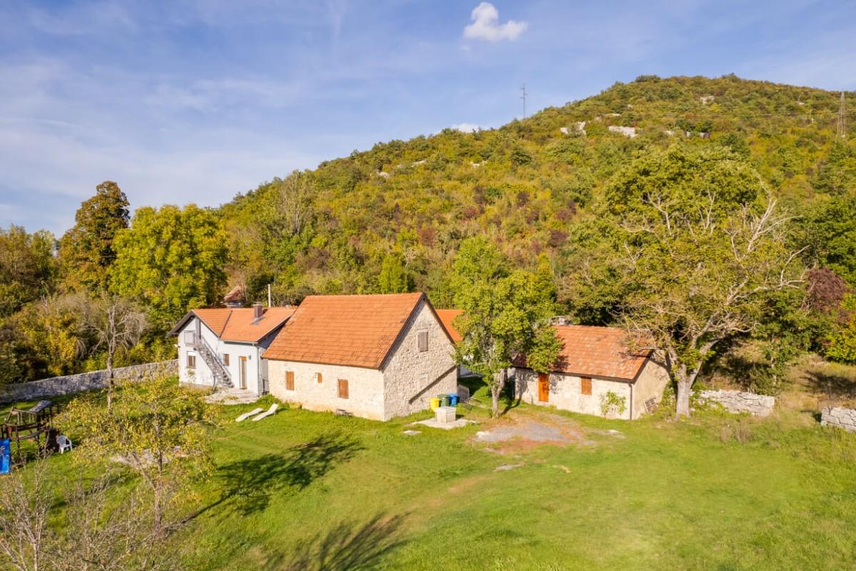 Gårdshus med fire steinhus