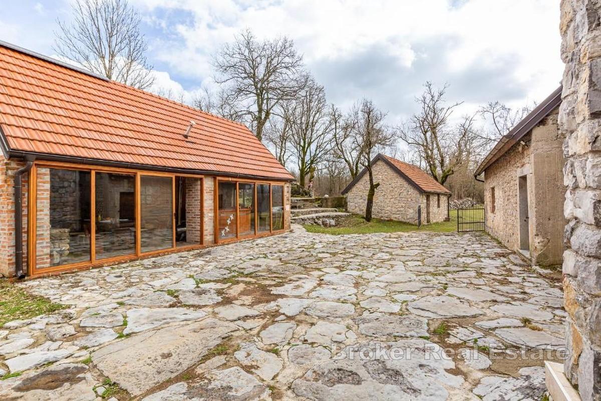 Dom z czterema kamiennymi domami