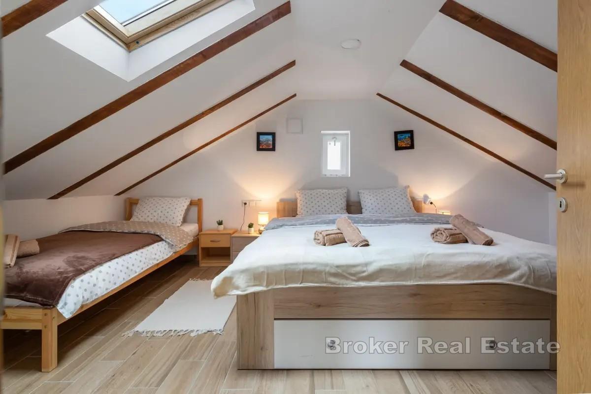 Dom z czterema kamiennymi domami