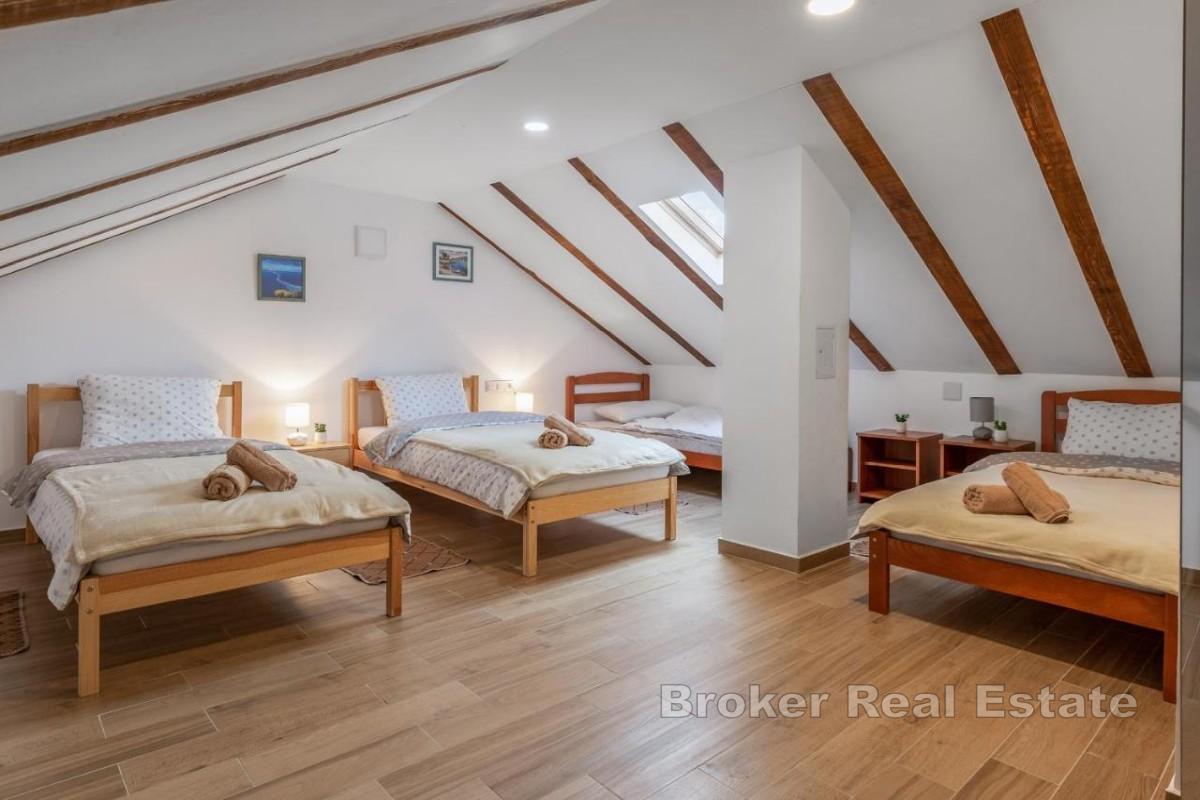 Dom z czterema kamiennymi domami