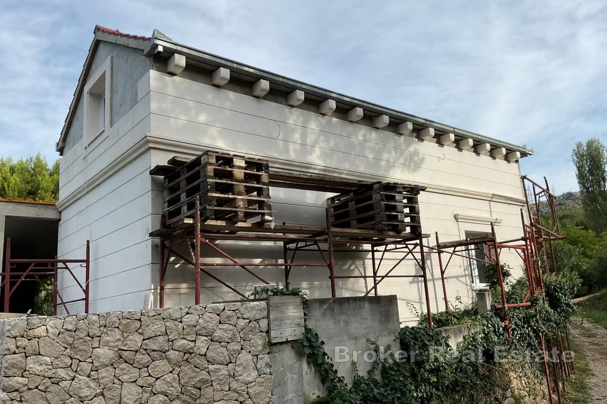 Maison dalmate en pierre dans un environnement paisible