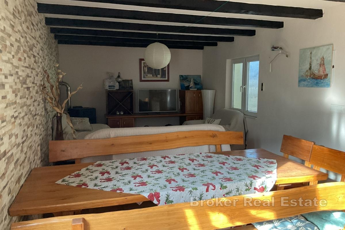 Maison dalmate en pierre dans un environnement paisible