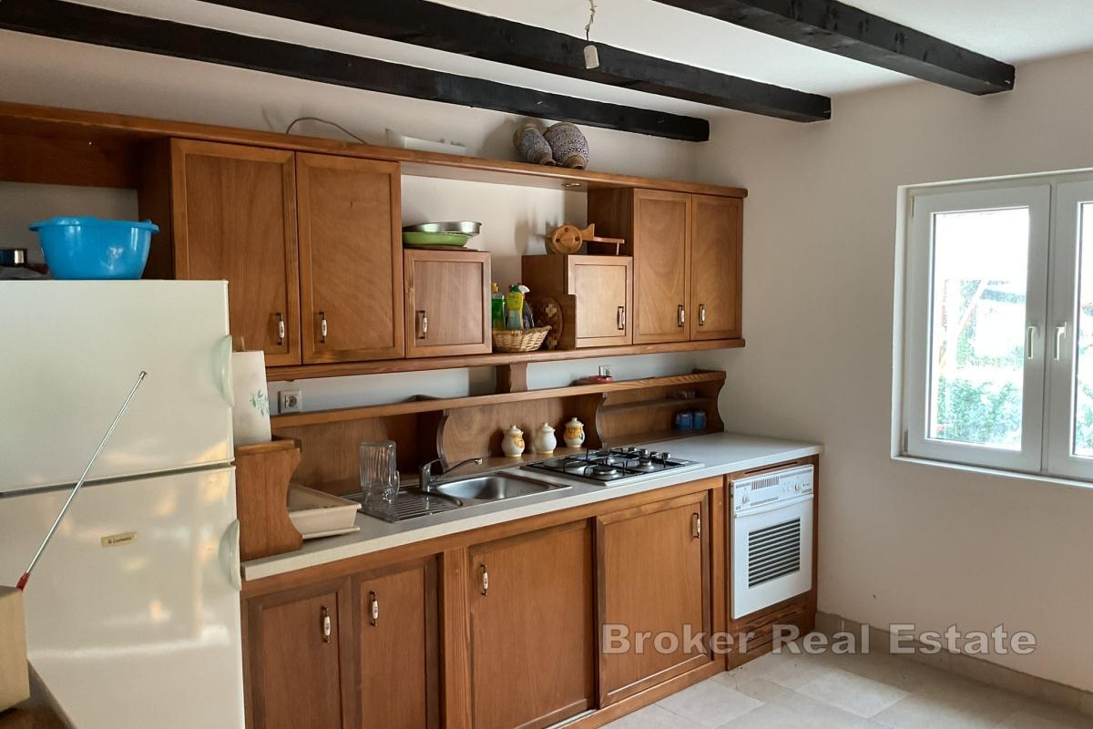 Casa in pietra dalmata in un ambiente tranquillo