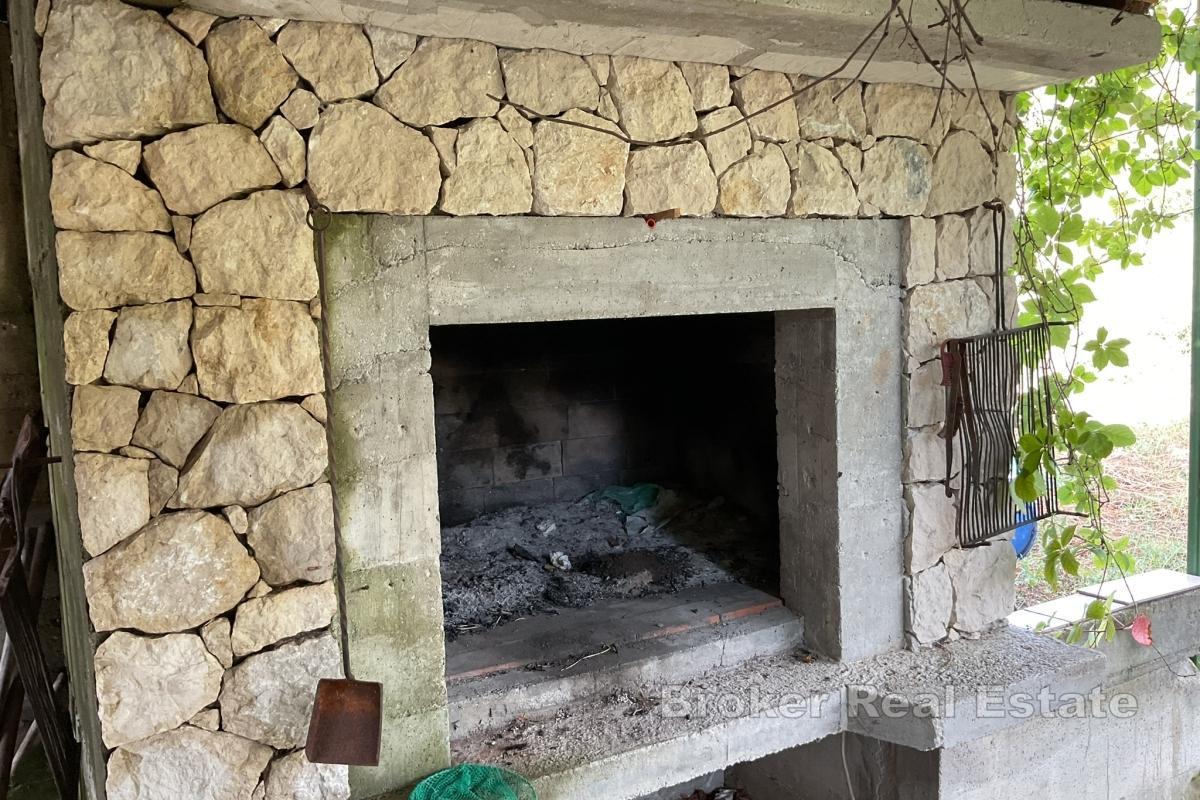 Maison dalmate en pierre dans un environnement paisible