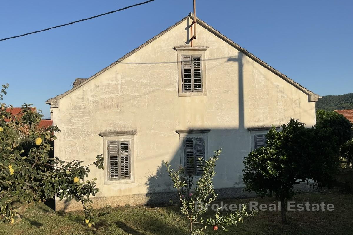 Urokliwy dom wśród winnic