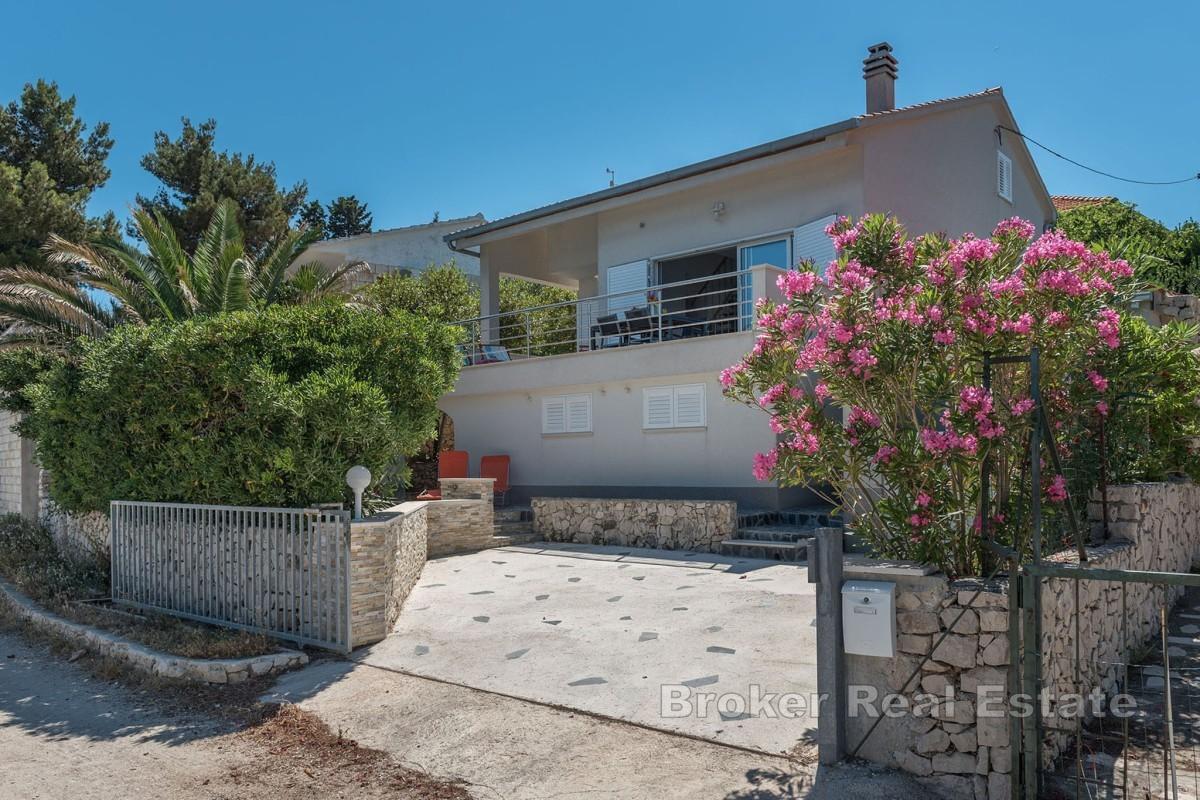 Middelhavshus i første rad mot havet