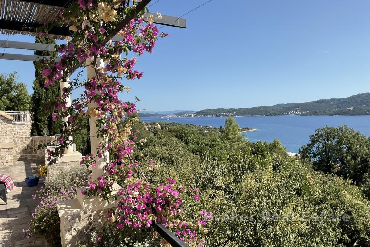 Steinvilla med basseng og panoramautsikt over havet