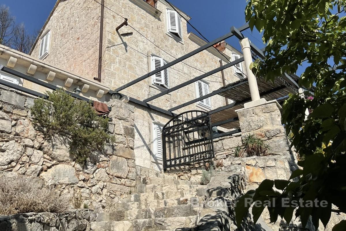 Steinvilla med basseng og panoramautsikt over havet