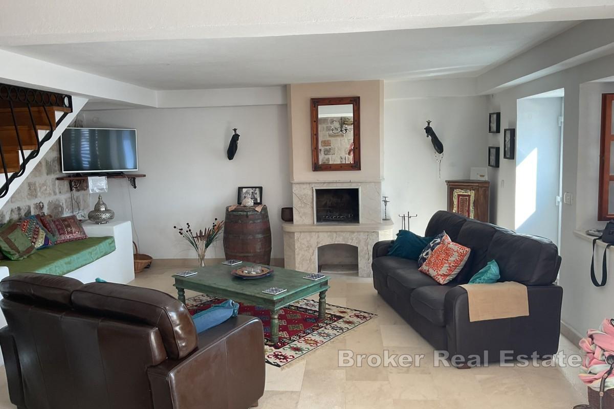 Steinvilla med basseng og panoramautsikt over havet