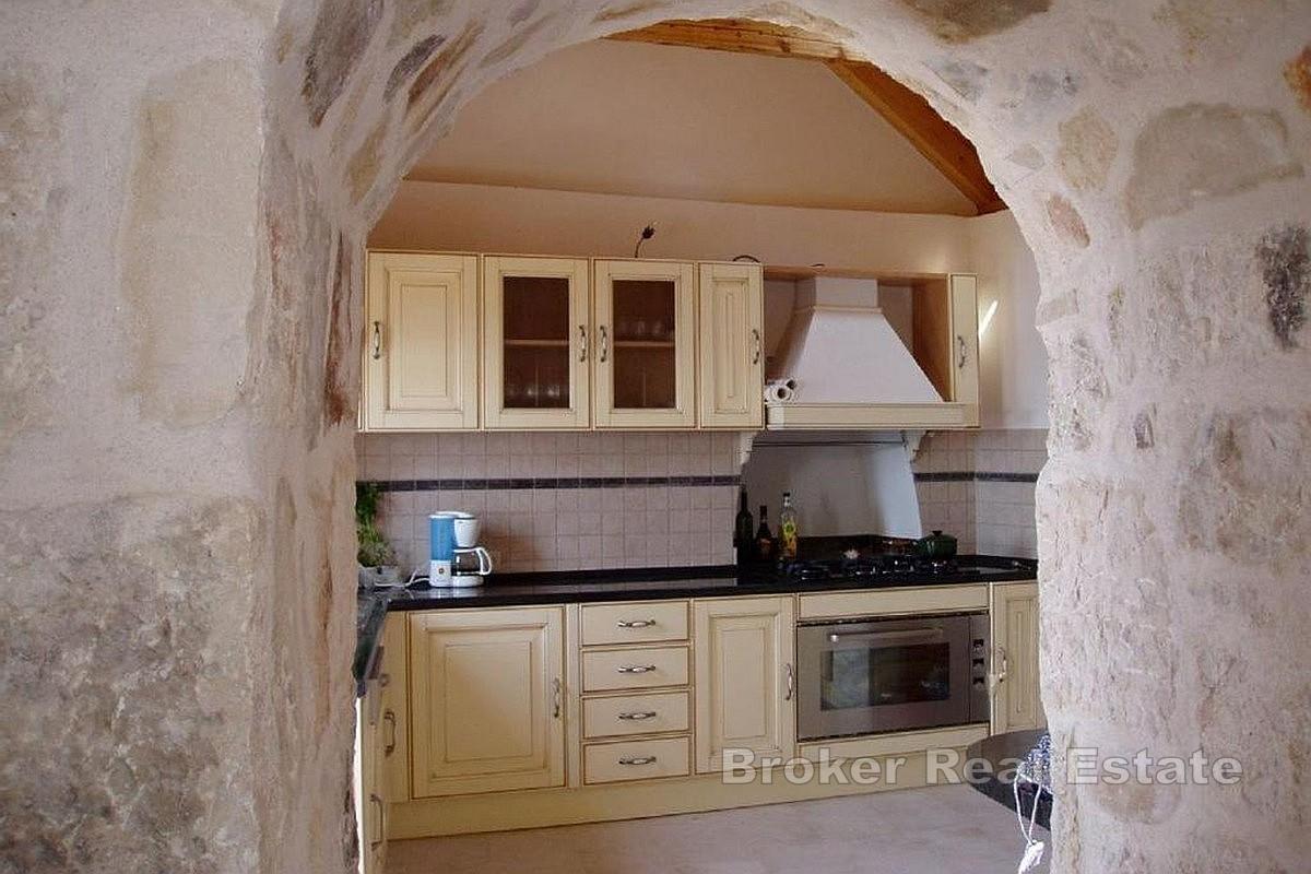 Steinvilla med basseng og panoramautsikt over havet