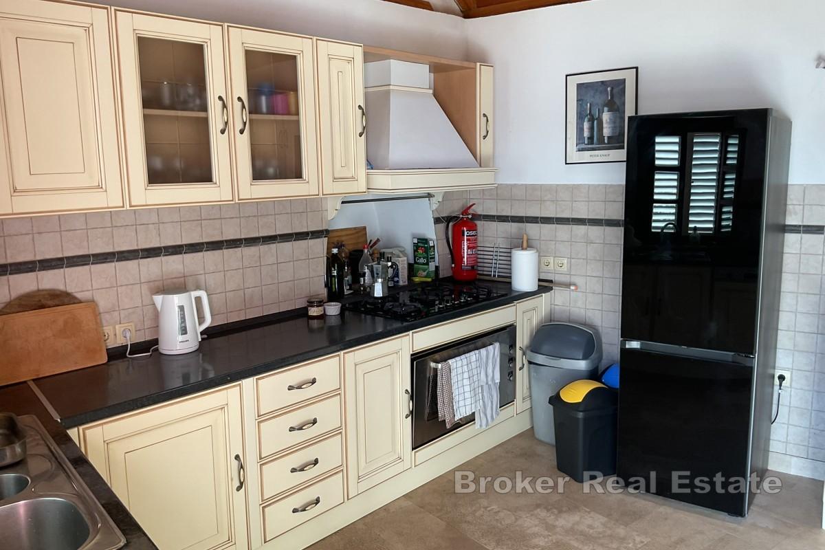 Stenvilla med pool och panoramautsikt över havet