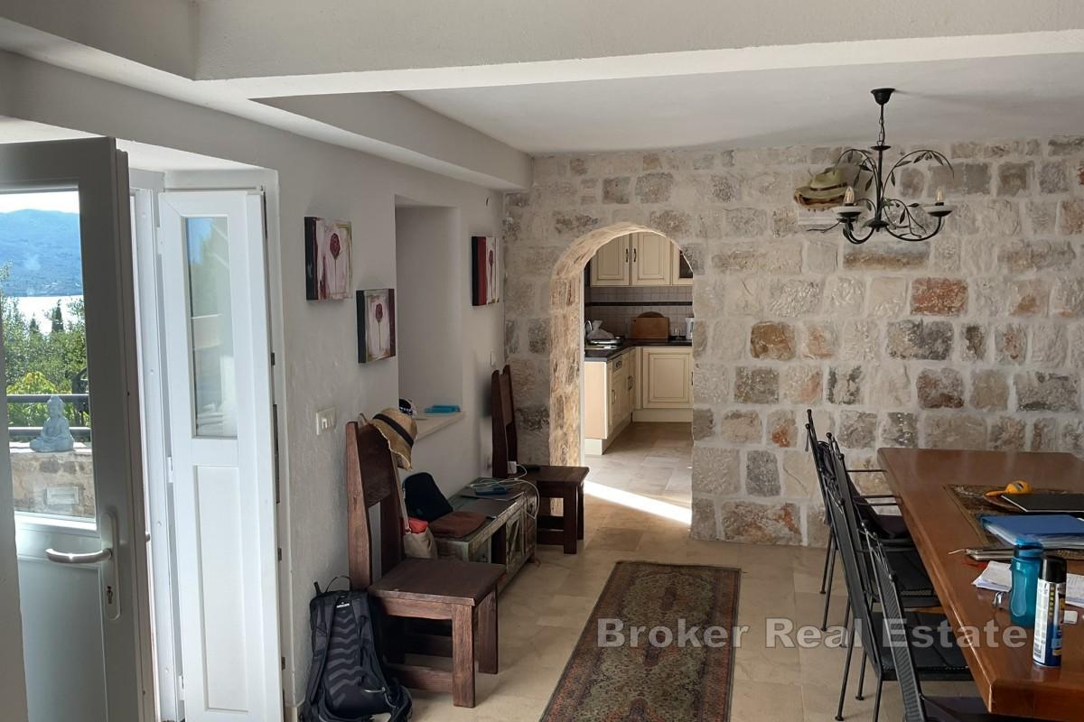 Steinvilla med basseng og panoramautsikt over havet