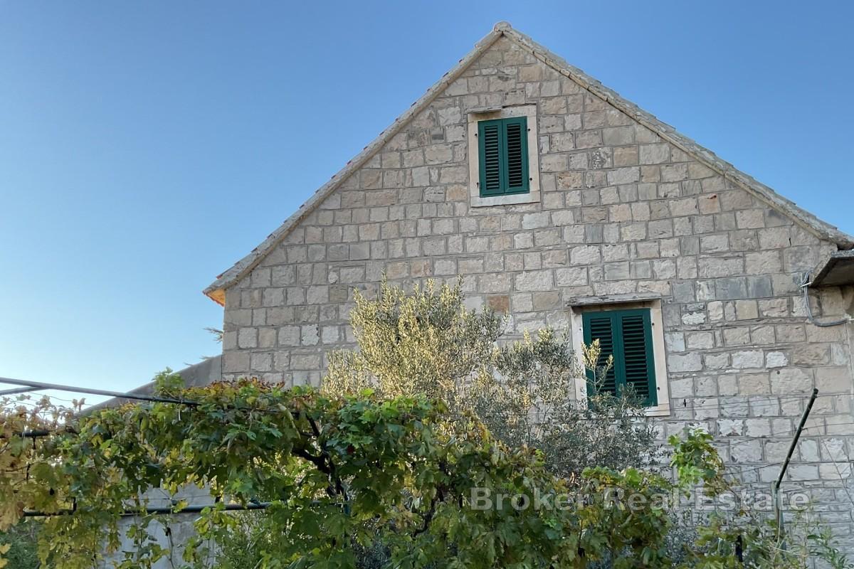 Maison en pierre en première ligne de mer