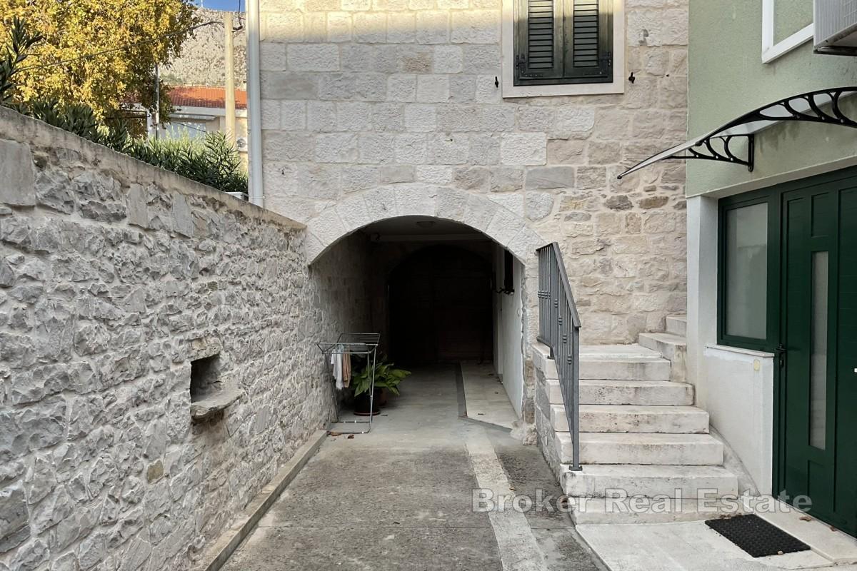 Maison en pierre en première ligne de mer