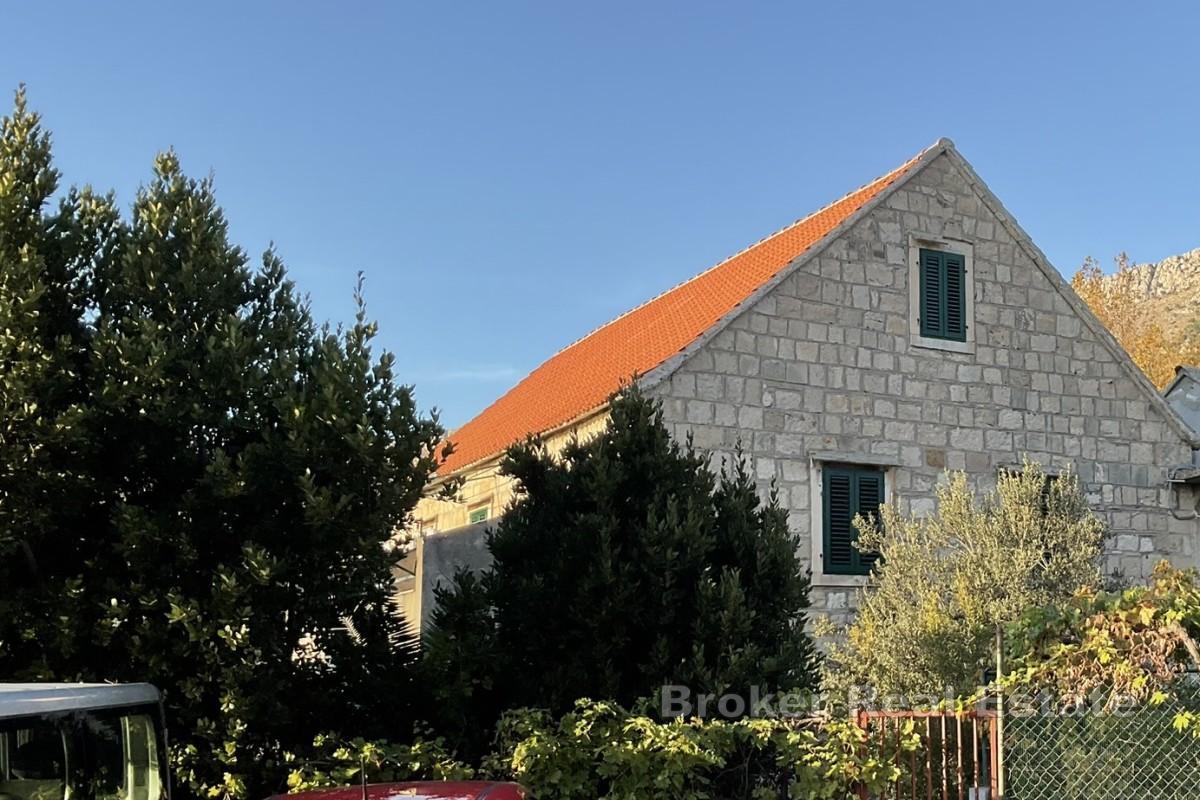 Maison en pierre en première ligne de mer
