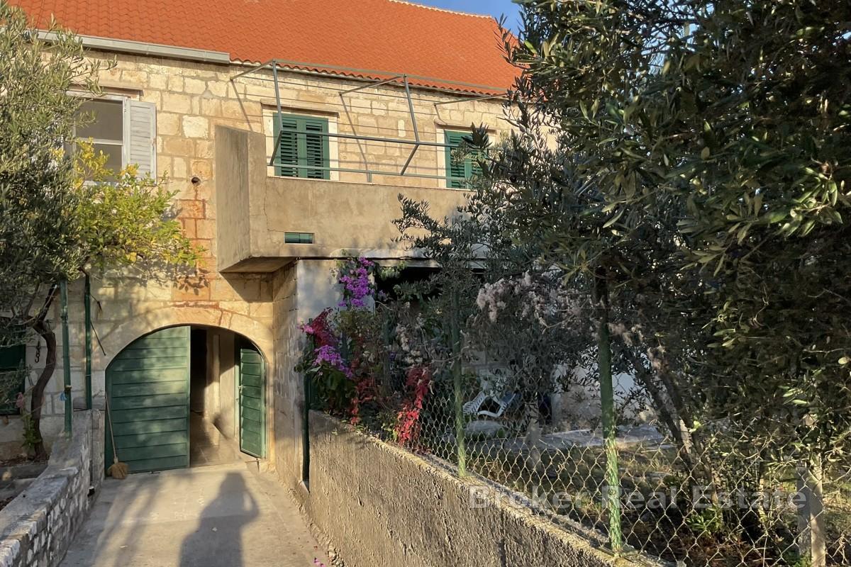 Maison en pierre en première ligne de mer