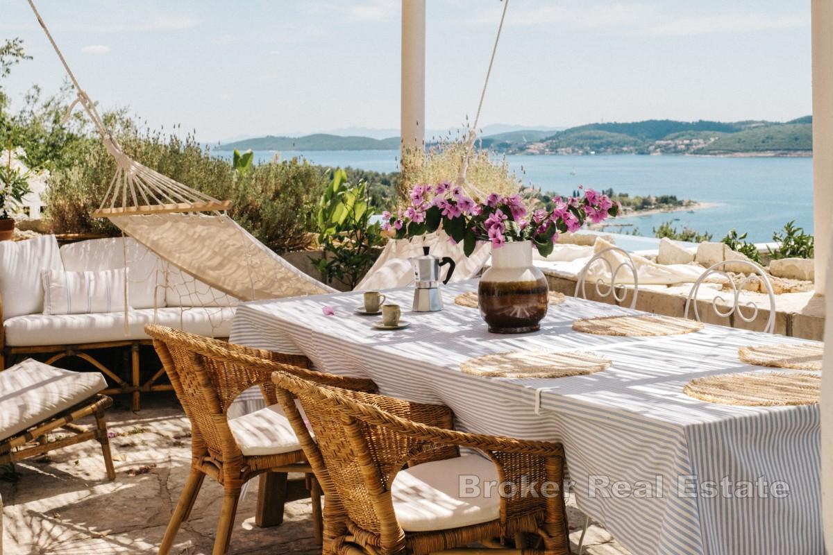Maison en pierre avec vue panoramique sur la mer