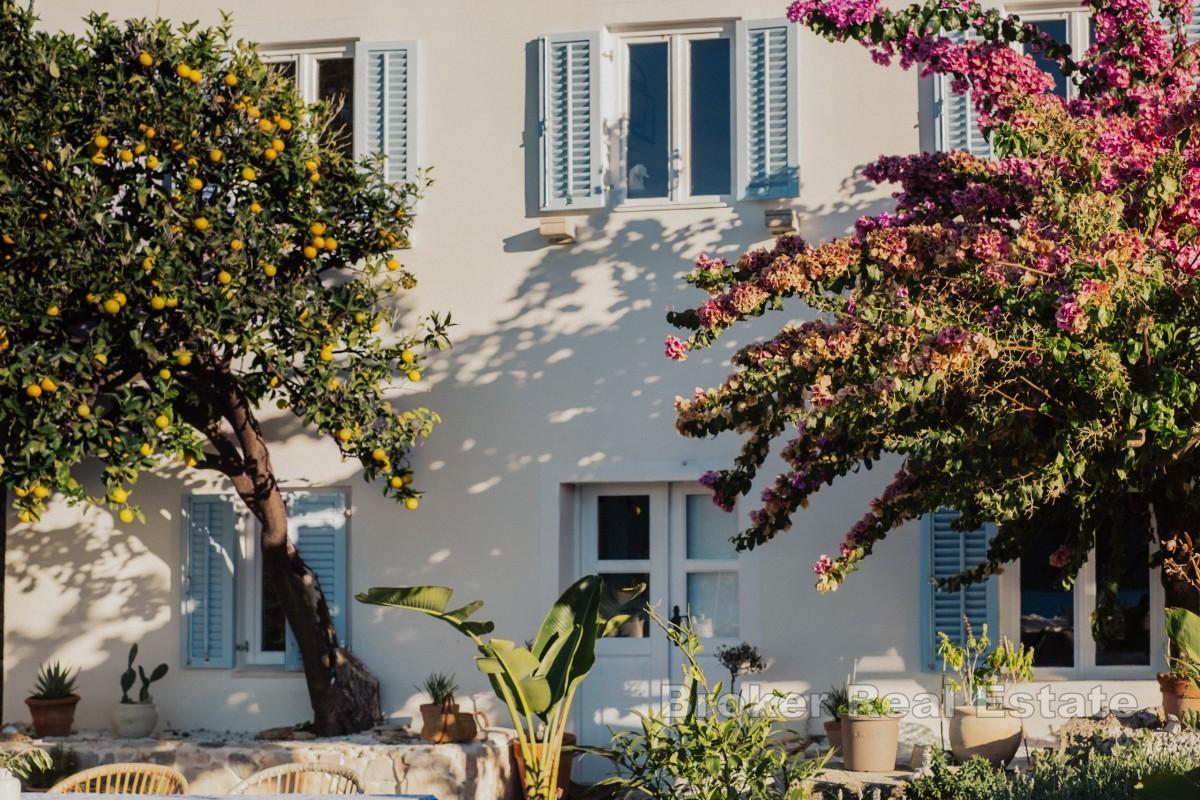 Maison en pierre avec vue panoramique sur la mer