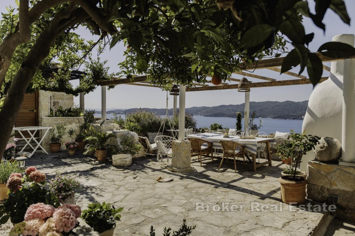 Maison en pierre avec vue panoramique sur la mer