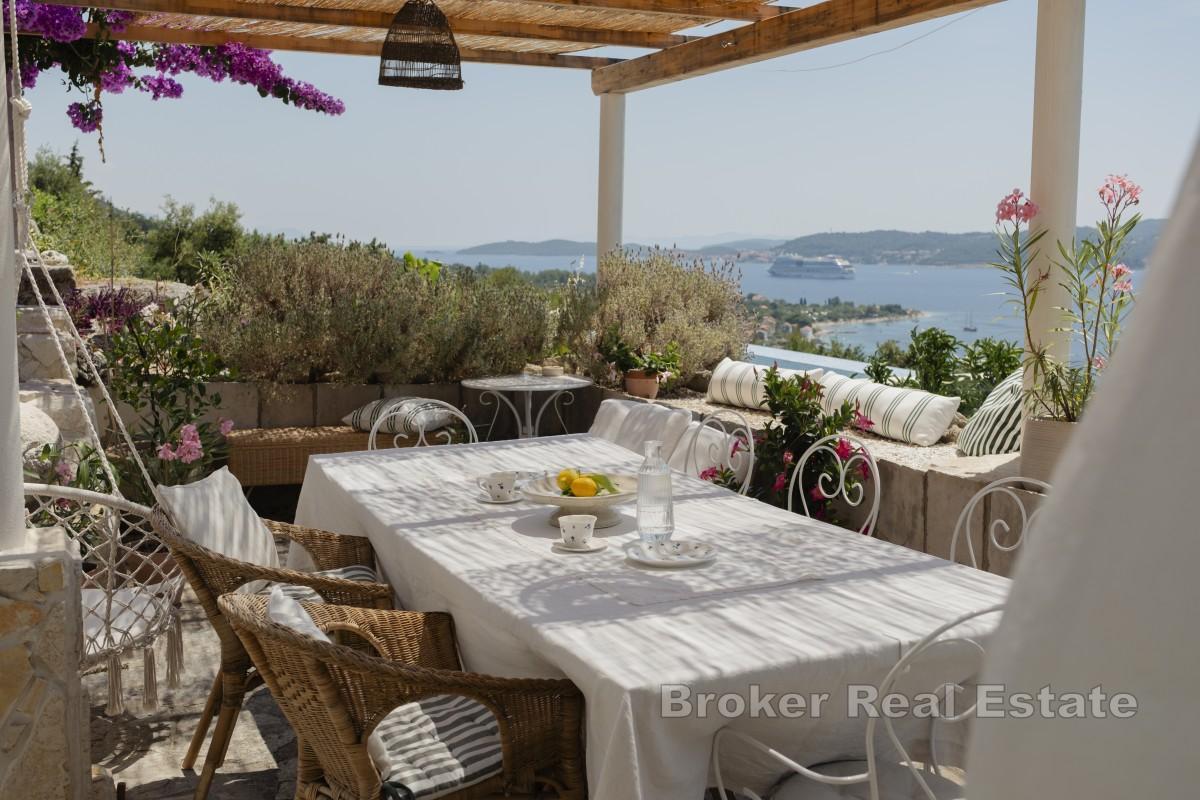 Maison en pierre avec vue panoramique sur la mer