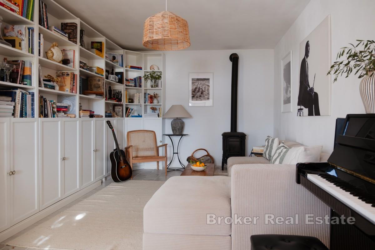 Maison en pierre avec vue panoramique sur la mer