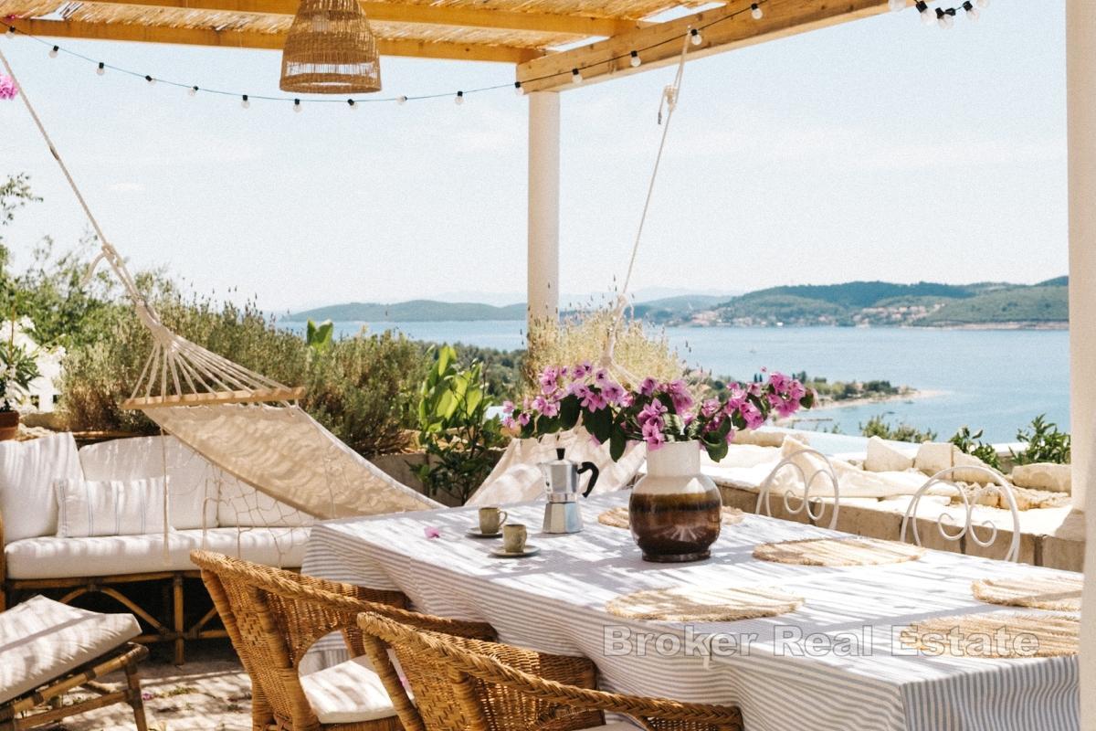 Maison en pierre avec vue panoramique sur la mer