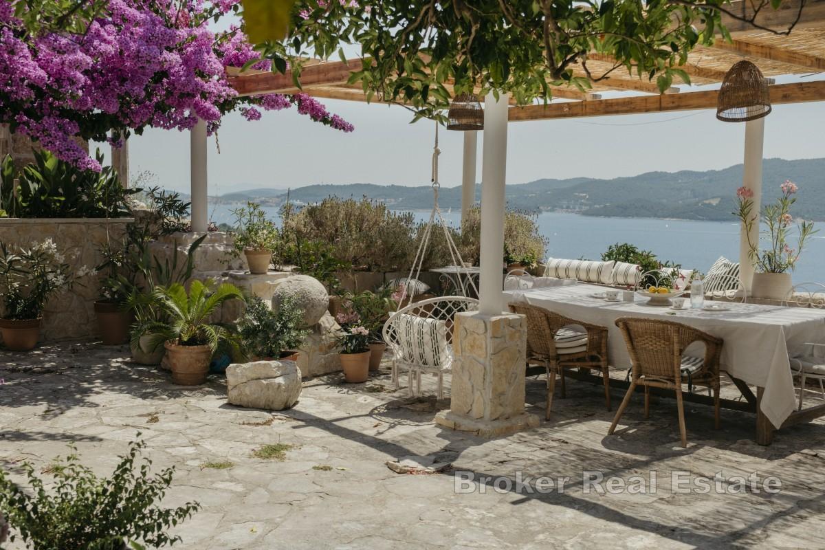 Maison en pierre avec vue panoramique sur la mer
