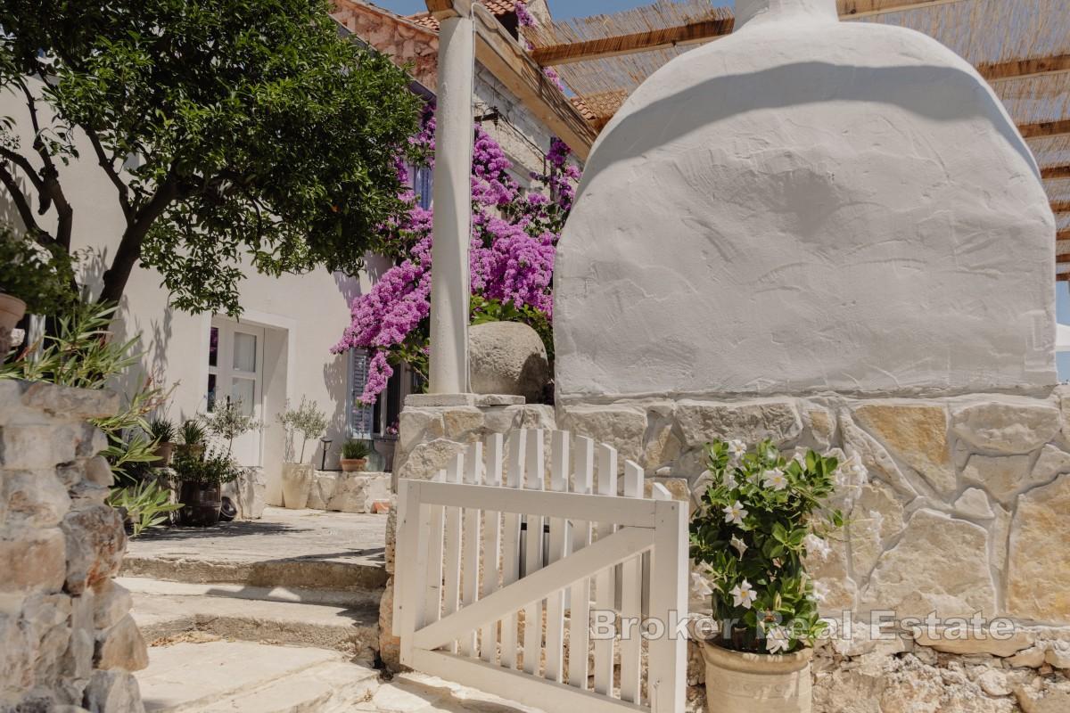 Maison en pierre avec vue panoramique sur la mer