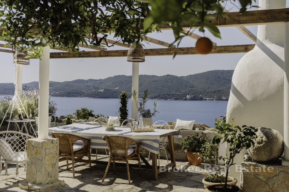Maison en pierre avec vue panoramique sur la mer