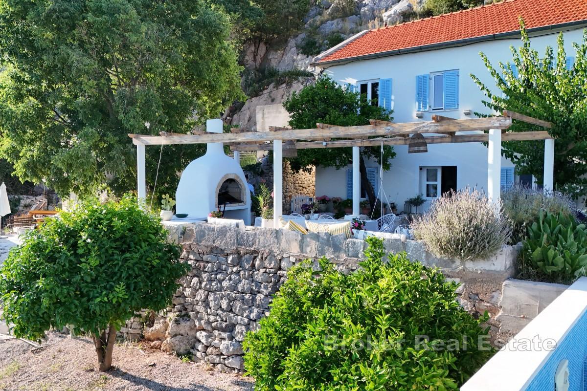 Maison en pierre avec vue panoramique sur la mer