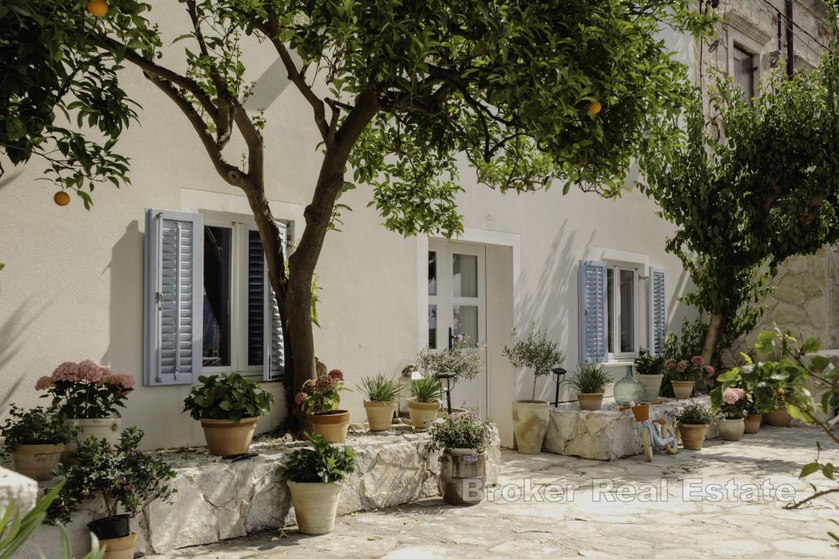 Maison en pierre avec vue panoramique sur la mer
