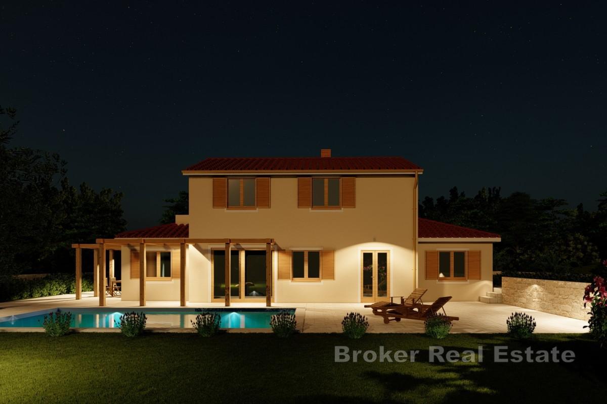 Niedokończony dwupiętrowy dom z basenem