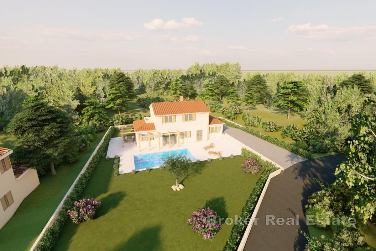 Unfertiges zweistöckiges Haus mit Pool