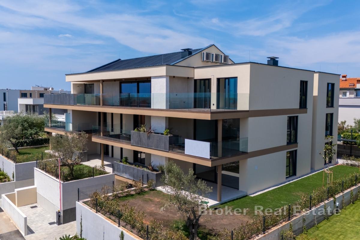 Appartamento di lusso con giardino e vista mare